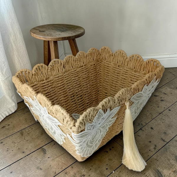 Πλεκτό καλάθι αποθήκευσης με δαντελένια στοιχεία!