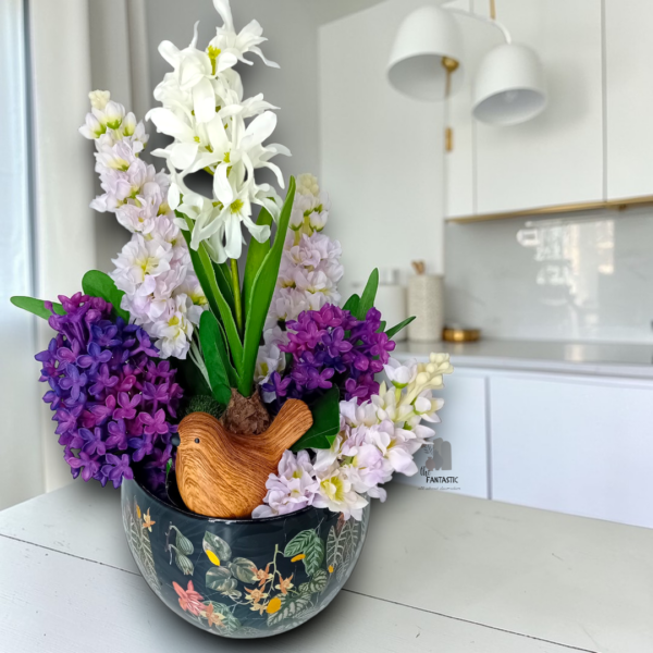 Διακοσμητική σύνθεση σε μεγάλο μεταλλικό ανθοδοχείο!