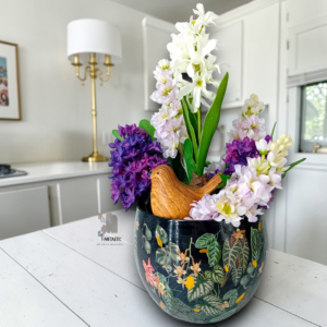 Διακοσμητική σύνθεση σε μεγάλο μεταλλικό ανθοδοχείο!