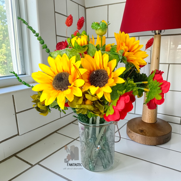 Διακοσμητική σύνθεση με λουλούδια σε γυάλινο βάζο!