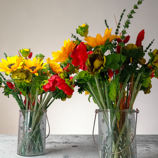 Διακοσμητική σύνθεση με λουλούδια σε γυάλινο βάζο!