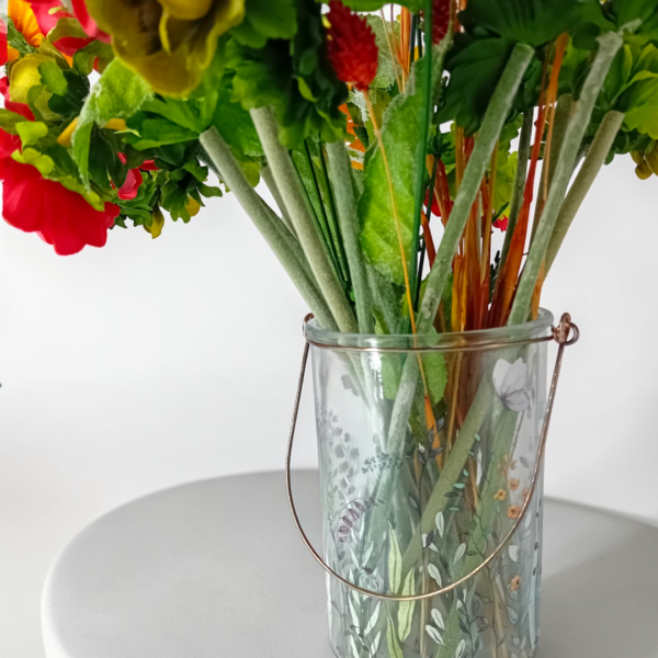 Διακοσμητική σύνθεση με λουλούδια σε γυάλινο βάζο!