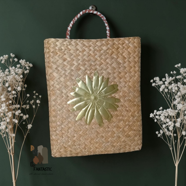 Ψάθινο καλάθι τοίχου με μεταλλικό λουλούδι!