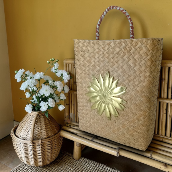 Ψάθινο καλάθι τοίχου με μεταλλικό λουλούδι!