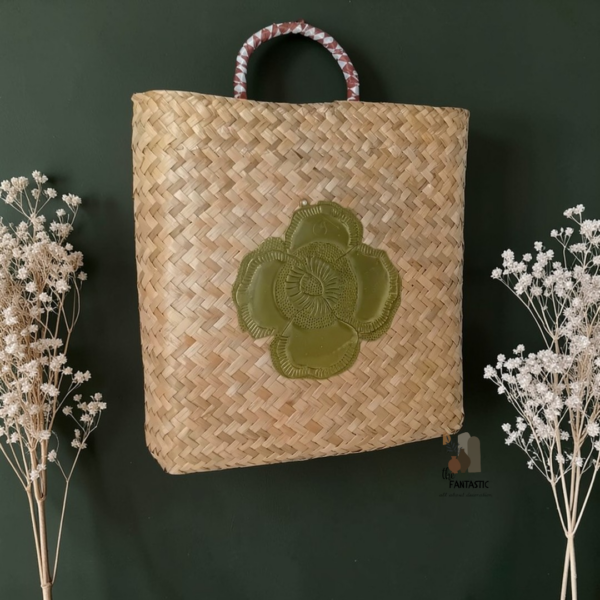 Ψάθινο καλάθι τοίχου με μεταλλικό λουλούδι!