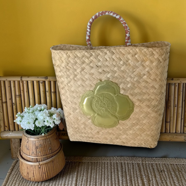 Ψάθινο καλάθι τοίχου με μεταλλικό λουλούδι!