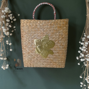 Ψάθινο καλάθι τοίχου με μεταλλικό λουλούδι!