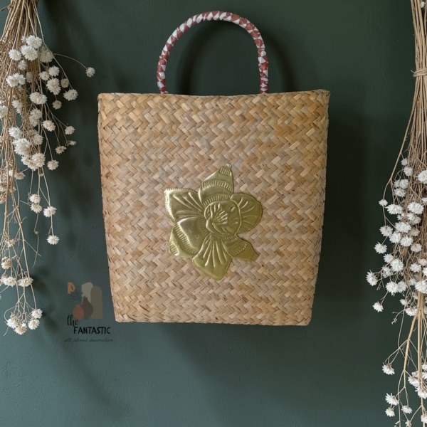 Ψάθινο καλάθι τοίχου με μεταλλικό λουλούδι!