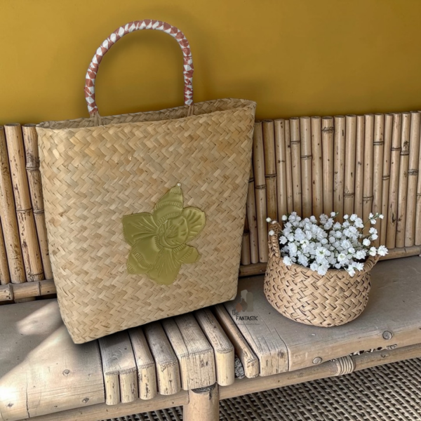 Ψάθινο καλάθι τοίχου με μεταλλικό λουλούδι!